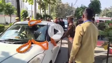 रामपुर: पुलिस अधीक्षक विद्यासागर मिश्र ने पुलिस लाइन में सेवानिवृत्त महिला दरोगा को सम्मान के साथ विदाई दी