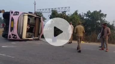 झांसी: दिल्ली से सागर जा रही स्लीपर बस ग्रेसलैंड में पलटी, यात्रियों को कांच तोड़कर बाहर निकाला, घायलों को पहुंचाया अस्पताल