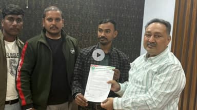 गिरिडीह: साईं परमेश्वर हॉस्पिटल में फर्जीवाड़े के खिलाफ आजसू छात्र संघ ने कर्बला रोड पर सिविल सर्जन को ज्ञापन सौंपा