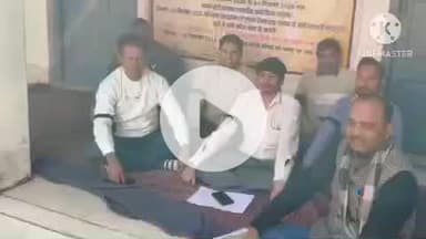 हमीरपुर: मौदहा ब्लाक परिसर में पंचायत सचिवों ने अपनी मांगों को लेकर काली पट्टी बांधकर सत्याग्रह आंदोलन किया