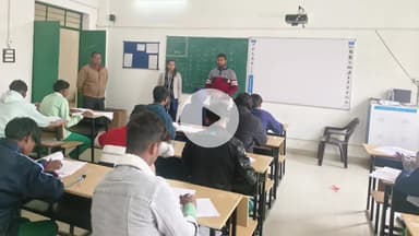 लोहरदगा: सीएम स्कूल ऑफ एक्सीलेंस में 10वीं-12वीं की प्री-बोर्ड परीक्षा शुरू, डीईओ ने किया निरीक्षण