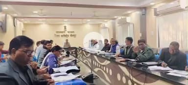 धौलपुर: कलेक्ट्रेट सभागार में सीईओ की अध्यक्षता में आयोजित हुई साप्ताहिक समीक्षा बैठक