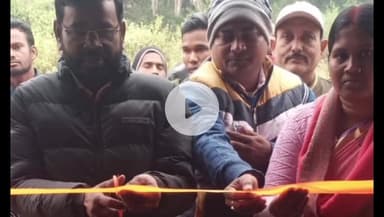 बलियापुर: सिंदरी विधायक और जिला परिषद सदस्य ने रघुनाथपुर में किसानों को बीज वितरित किए