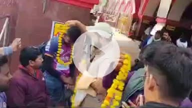 झांसी: झाँसी के दो दिव्यांग खिलाड़ियों का इंटरनेशनल व्हीलचेयर क्रिकेट टीम में चयन, फूल माला पहनकर झाँसी स्टेशन से विदाई दी गई