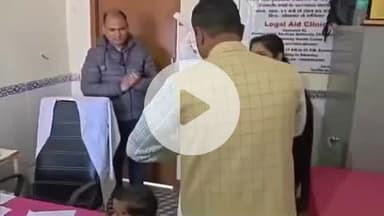 लोहाघाट: लोहाघाट उप जिला चिकित्सालय में नवागंतुक बाल रोग विशेषज्ञ और निश्चेतक का स्वागत सचिन जोशी ने शॉल ओढ़ाकर किया