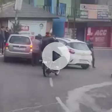 ढटवाल: सलौनी कस्बे में दो कारों की आपस में हुई टक्कर, हादसे में कोई हताहत नहीं हुआ