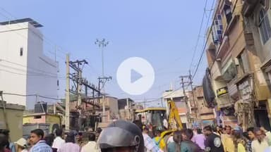 आरा: मंगलवार को आरा नगर निगम ने बड़ी मठिया से रमना मैदान के चारों तरफ होते हुए पकड़ी चौक तक अतिक्रमण हटाने का अभियान चलाया