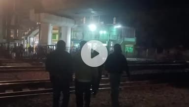 रामपुर: रेलवे जंक्शन के निकट बहुत सारे लोग अपनी जान जोखिम में डालकर इस पार से उस पार जाने के लिए मजबूर, देखें वीडियो