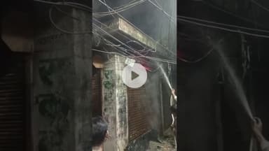 Bareilly रोडवेज बस स्टैंड के पास इलेक्ट्रॉनिक दुकान में लगी आग, दमकल की टीम ने पाया काबू...