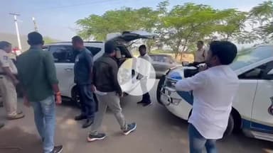 తంగళ్లపల్లి: ప్రభుత్వ విప్,వేములవాడ ఎమ్మెల్యే ఆది శ్రీనివాస్ వాహనం తనిఖీ చేసిన అధికారులు