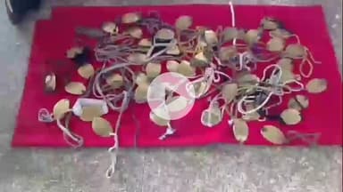 झांसी: झांसी स्टेशन के प्लेटफार्म पर धरना देकर बैटरी कार संचालन रोकने की मांग, कुलियों ने उतारे कांधे से बिल्ले