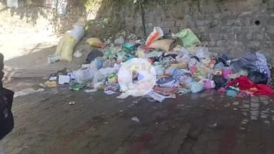 सोलन: सोलन वार्ड नंबर 6 में कूड़ा न उठने से गंदगी का बढ़ता संकट