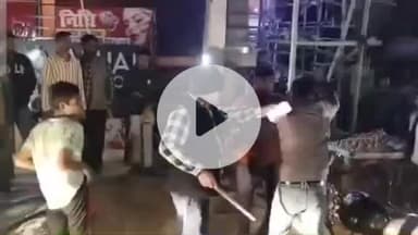 कानपुर: कल्याणपुर थाना क्षेत्र में बाप-बेटे का सड़क पर युवक को पीटते हुए वीडियो हुआ वायरल