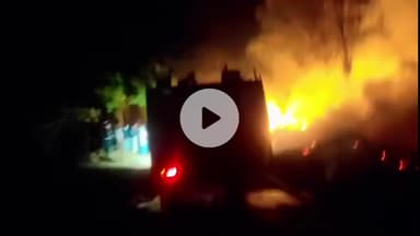 हमीरपुर: कुतुबपुर गांव में वैन में लगी आग की लपटों से पराली जली, चरवाहों ने गोवंशों की जान बचाई