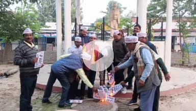 महाराजगंज: जिला परिषद मार्केट में दिल्ली प्रशासन के तानाशाही रवैये के खिलाफ अटेवा ने किया प्रदर्शन