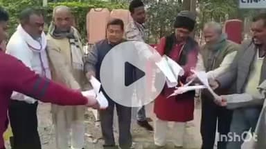 आरा: जंतर-मंतर पर OPS के लिए शांतिपूर्ण कार्यक्रम के बाद 4 कर्मचारी नेताओं ने फ़र्जी FIR के खिलाफ FIR की प्रति जलाई