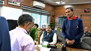 गिरिडीह: उपायुक्त रामनिवास यादव ने कार्यालय कक्ष में किया जनता दरबार का आयोजन