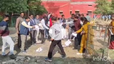 हरदोई: दिल्ली में साथी पर दर्ज एफआईआर के विरोध में शिक्षकों ने एफआईआर की प्रतियों को जलाया