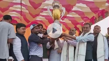 उतरौला: मुलायम सिंह यादव की स्मृति में चल रही क्रिकेट प्रतियोगिता में के बनिया भारी ने जीत दर्ज कर फाइनल में किया प्रवेश