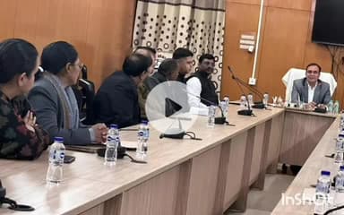 आगरा: दीवानी न्यायालय परिसर में आयोजित राष्ट्रीय लोक अदालत की तैयारियों को लेकर की गई समीक्षा बैठक