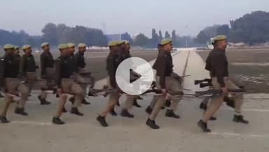 मऊ: अपर पुलिस अधीक्षक ने रिजर्व पुलिस लाईन मऊ में मंगलवार को परेड में प्रतिभाग कर दिए आवश्यक दिशा-निर्देश