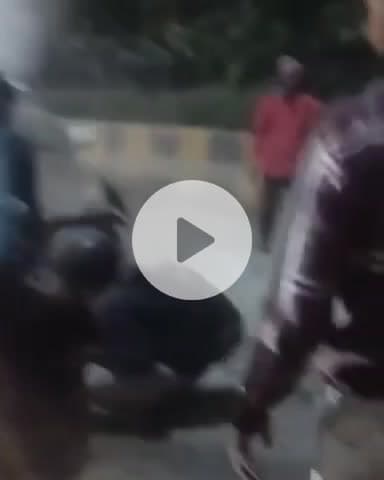 कानपुर: गीता नगर क्रॉसिंग के पास चलती कार में लगी आग, लोगों ने मिट्टी डालकर आग बुझाने का किया प्रयास