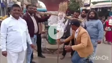 मुंगेर: जिले में चरमराती स्वास्थ्य व्यवस्था के विरोध में सिविल सर्जन का पुतला दहन