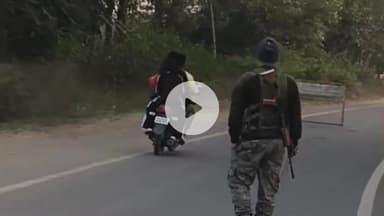 लोहरदगा: ज़िले में पुलिस की सख़्त चेकिंग, गर्लफ्रेंड संग तेज़ रफ़्तार में भागते बाइक सवार बाल-बाल बचे