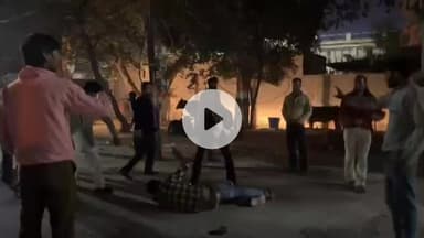 मथुरा: मथुरा के बरसाना थाना क्षेत्र में शराबियों ने गाड़ी में मारी बोतल, विरोध करने पर चाचा-भतीजे की पिटाई का वीडियो हुआ वायरल