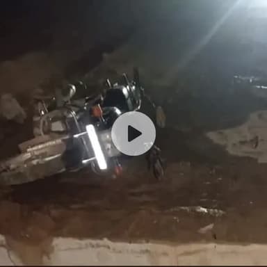 रैणी: रैनी में निर्माणाधीन सड़क पर एक साथ हुए तीन हादसों में तीन बाइक गड्ढे में गिरी, 6 लोग हुए घायल