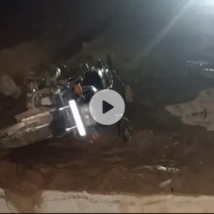 रैणी: रैनी में निर्माणाधीन सड़क पर एक साथ हुए तीन हादसों में तीन बाइक गड्ढे में गिरी, 6 लोग हुए घायल