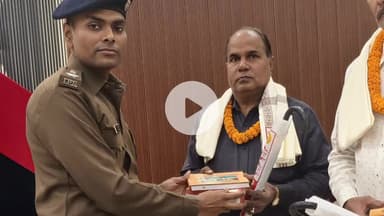 आरा: रिटायर्ड पुलिसकर्मियों को एसपी ने भगवत गीता देकर किया विदाई, पुलिसकर्मियों को दिए गए सम्मान की खूब चर्चा