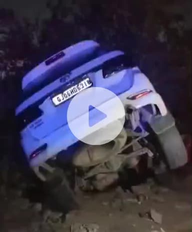 कानपुर: गोविंदपुरी पुल पर तेज रफ्तार कार अनियंत्रित होकर लटकी, पुलिस ने कार सवार तीन युवकों को बाहर निकाला