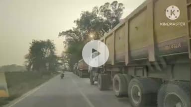 चेनारी: स्टेट हाईवे के किनारे खड़ा हाईवा दे रहा है हादसे का निमंत्रण