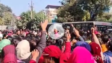 देहरादून: आंगनबाड़ी कार्यकत्रियों ने मानदेय वृद्धि की मांग को लेकर सचिवालय के सामने किया प्रदर्शन