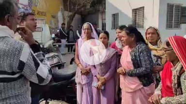 मंदसौर: गांधी चौराहा से बीपीएल चौराहा तक नगर पालिका द्वारा रोड किनारे लगे ठेले हटाने से पहले महिलाओं का विरोध