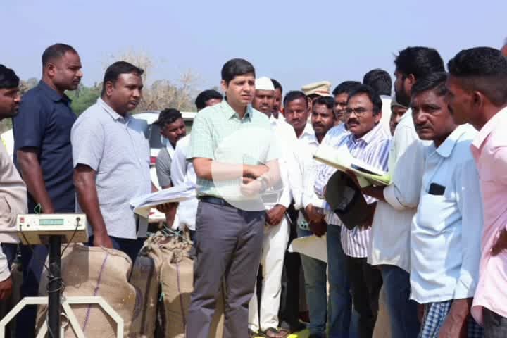 తాడ్వాయి: కరడ్ పల్లిలో వరి కొనుగోలు కేంద్రాన్ని పరిశీలించి, రైతులకు ఇబ్బంది కలగకుండా కొనుగోలు ప్రక్రియను పూర్తి చేయాలి : కలెక్టర్