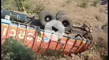 लखनादौन: ग्राम बावली के पास तेज रफ्तार ट्रक अनियंत्रित होकर खाई में गिरा, चार घायल