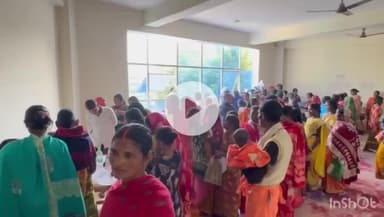 नवादा: नवादा के सदर प्रखंड में उज्ज्वला योजना के कनेक्शन के लिए भीड़, डबल काउंटर की मांग की गई