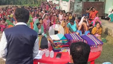 করবুক: করবোক বিধানসভা কেন্দ্রের অন্তর্গত জলেয়া এলাকায় মন্ডল সভাপতি ও বিধায়কের উদ্যোগে কাপড় উপহার