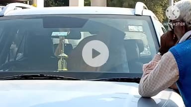 दौसा: जान बची और लाखों पाए कहावत हुई चरितार्थ, नगर परिषद के सामने अपनी ही कार में कैद हुई वृद्ध महिला, मुश्किल से बची जान