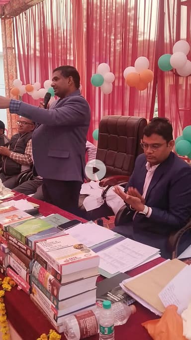 क्षेत्र पंचायत बोर्ड की बैठक की अध्यक्षता करते हुए ब्लाक प्रमुख जयनरायन सिंह यादव