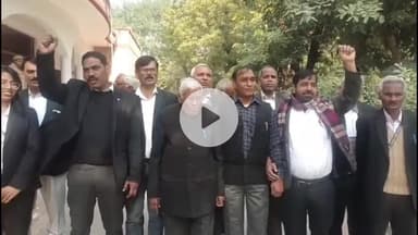 मथुरा: मथुरा में अधिवक्ता प्रोटेक्शन एक्ट लागू करने सहित पांच मांगों को लेकर मुख्यमंत्री के नाम सौंपा ज्ञापन