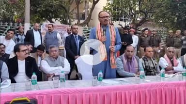 मथुरा: डिप्टी सीएम ने डोर टू डोर जाकर मतदाताओं को किया जागरूक