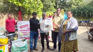 कैरो: कैरो पंचायत भवन में पीएम कृषि सिंचाई योजना के तहत 95 किसानों को उन्नत किस्म के बीज वितरित