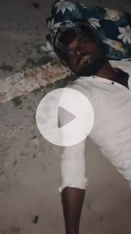 गोपालगंज: सिधवालिया थाना क्षेत्र  के  शेर बाजार के करीब रोड पर बाइक से गिरा युवक अचेत पुलिस लोगो से पहचान की कर रही है अपील