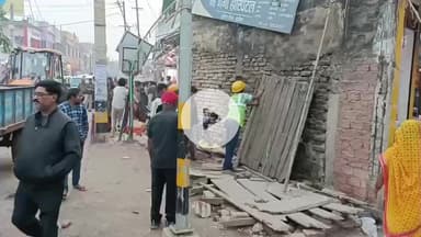 सुपौल: शहर में अतिक्रमणकारियों पर प्रशासन की तीसरे दिन भी कड़ी कार्रवाई, महावीर चौक से स्टेशन चौक तक चला बुलडोजर