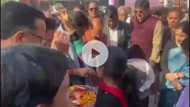 चूरू: पंखा सर्किल के पास से पूर्व मंत्री राजेन्द्र राठौड़ और विधायक हरलाल सहारण ने कचरा संग्रहण के लिए 35 ऑटो टिपर रवाना किए