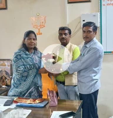 नव नियुक्त बीजेपी जिलाध्यक्ष शकुंतला निषाद का हमीरपुर जिला कार्यालय में मीडिया प्रभारी अरविंद श्रीवास्तव ने किया भव्य स्वागत