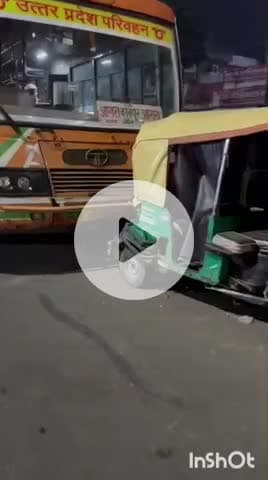 आगरा: श्री टॉकीज के सामने सवारी उतार रही बस को तेज रफ्तार ट्रक ने मारी टक्कर, आगे खड़े ऑटो में घुसी बस, कुछ सवारी घायल